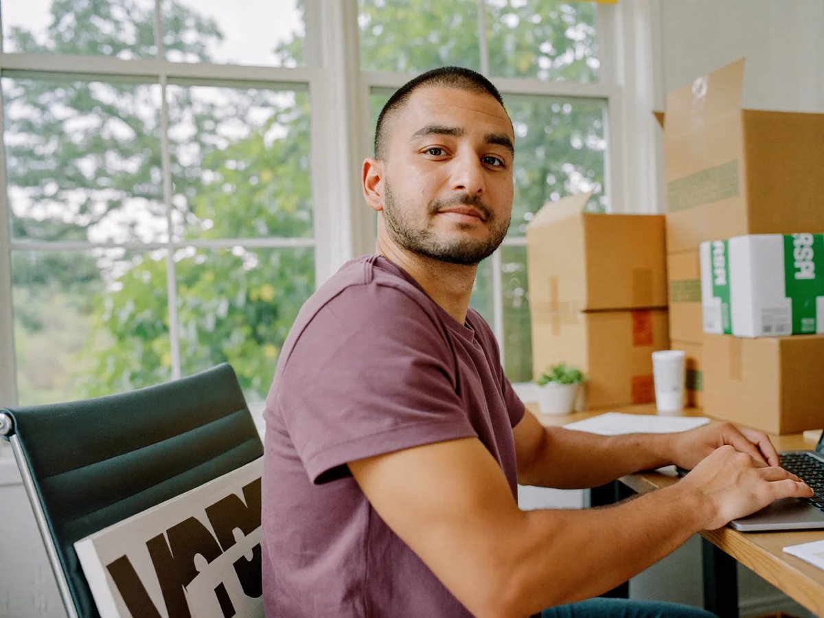 Emprendedor de e-commerce gestionando su negocio